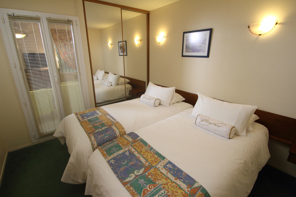 Karma Manoir Des Deux Amants Aparthotel Connelles Exteriör bild