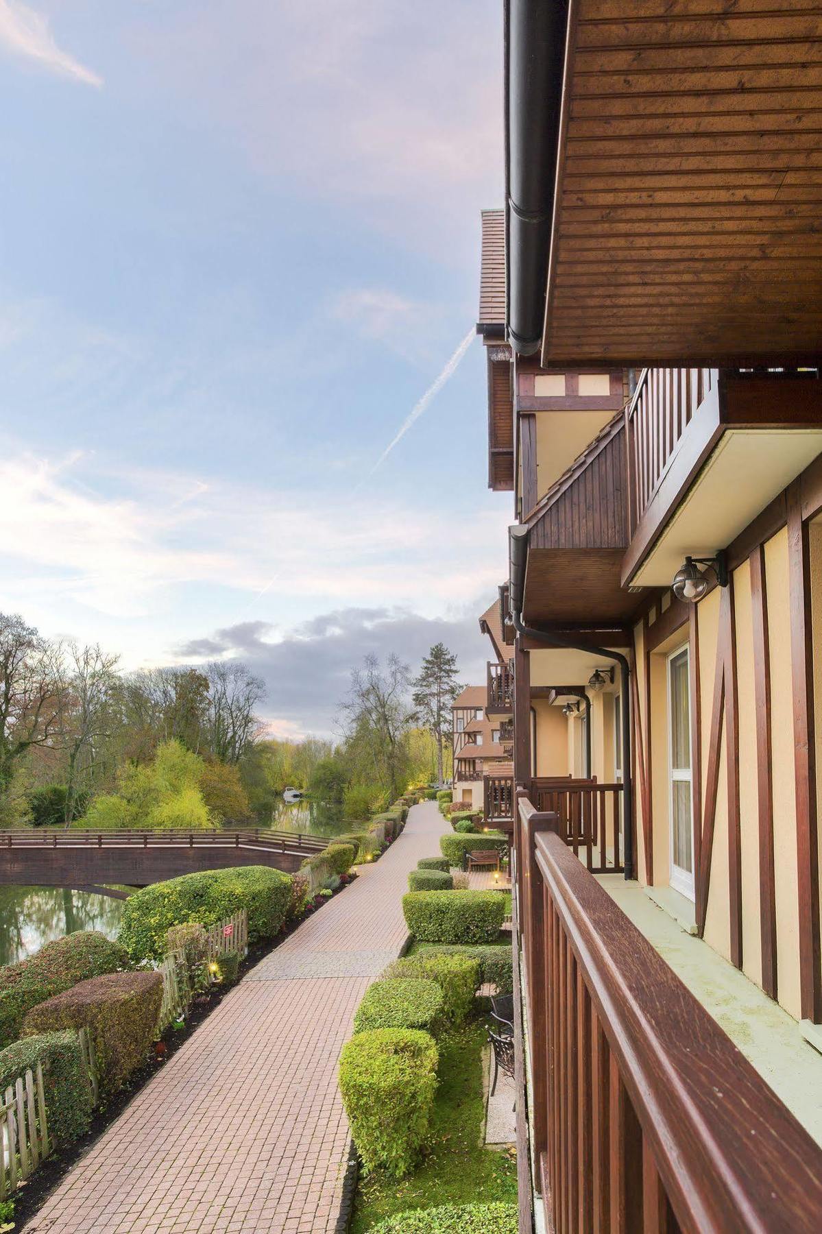 Karma Manoir Des Deux Amants Aparthotel Connelles Exteriör bild