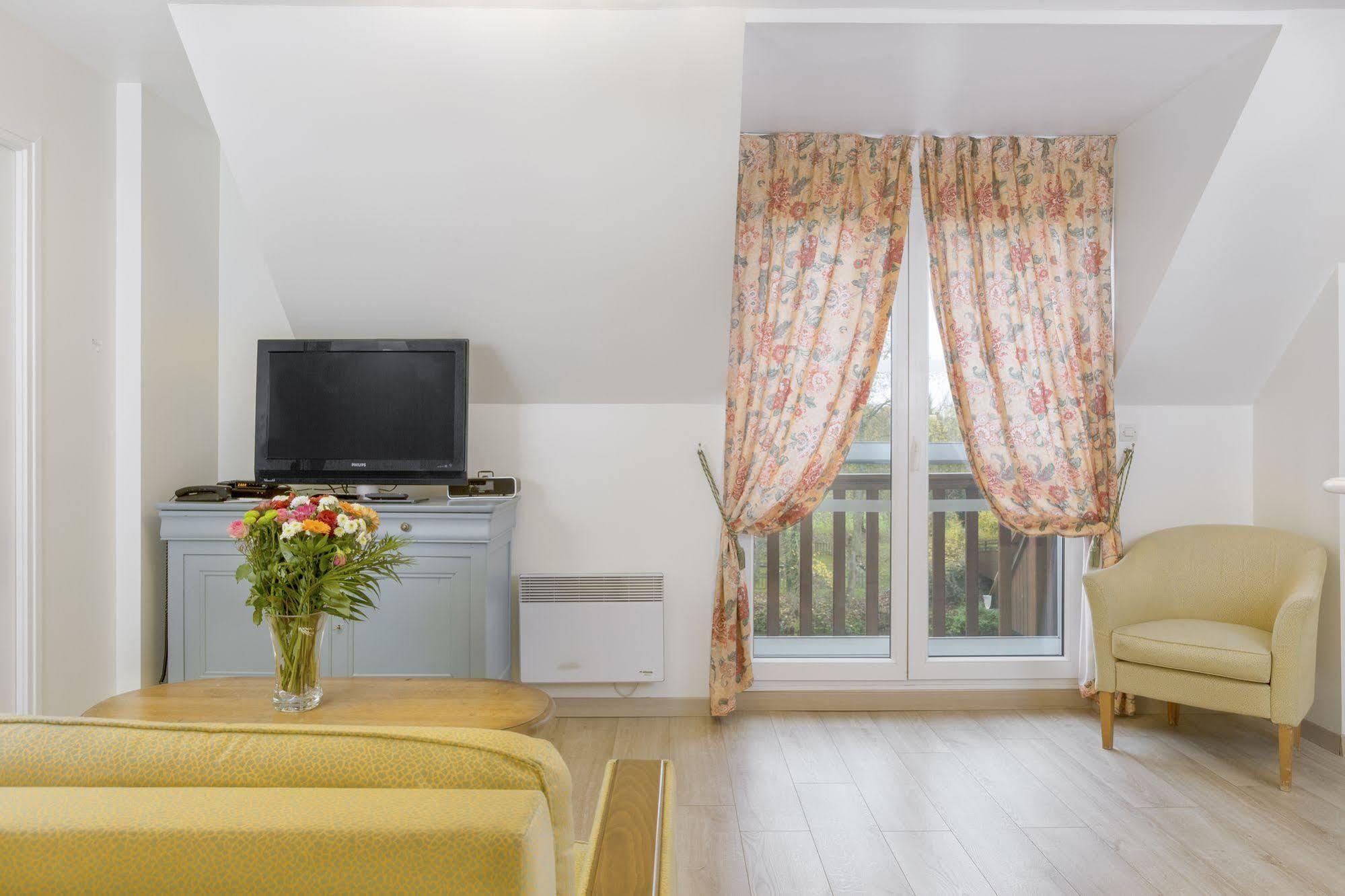 Karma Manoir Des Deux Amants Aparthotel Connelles Exteriör bild