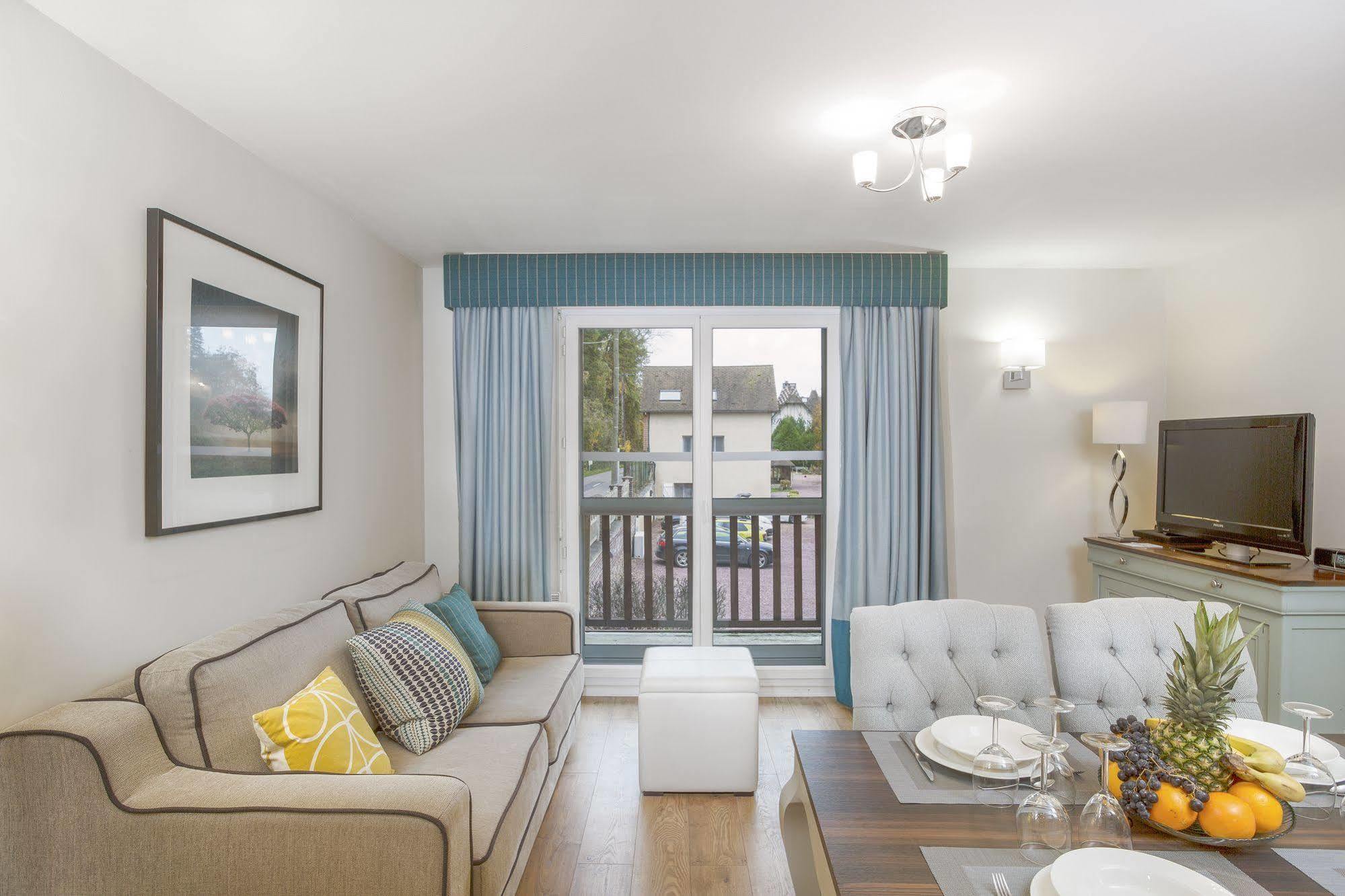 Karma Manoir Des Deux Amants Aparthotel Connelles Exteriör bild