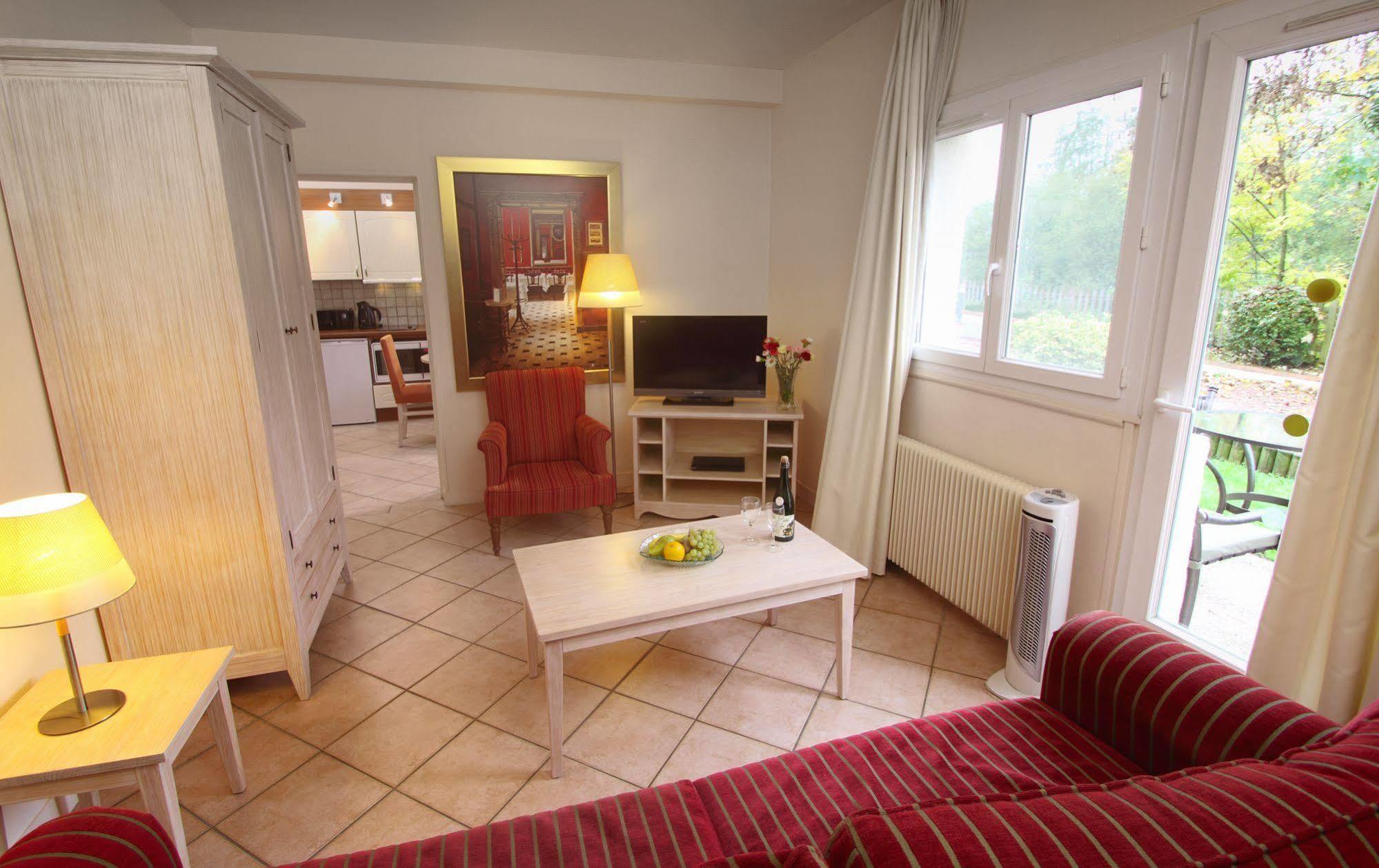 Karma Manoir Des Deux Amants Aparthotel Connelles Exteriör bild