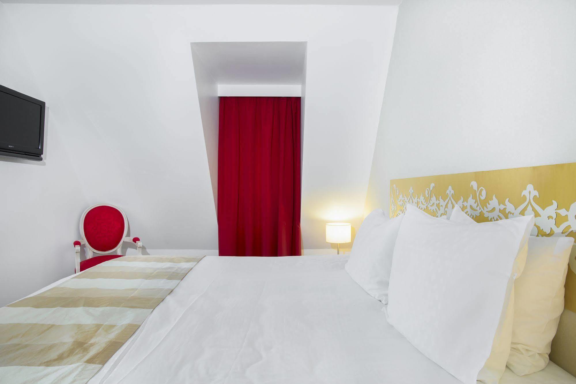 Karma Manoir Des Deux Amants Aparthotel Connelles Exteriör bild