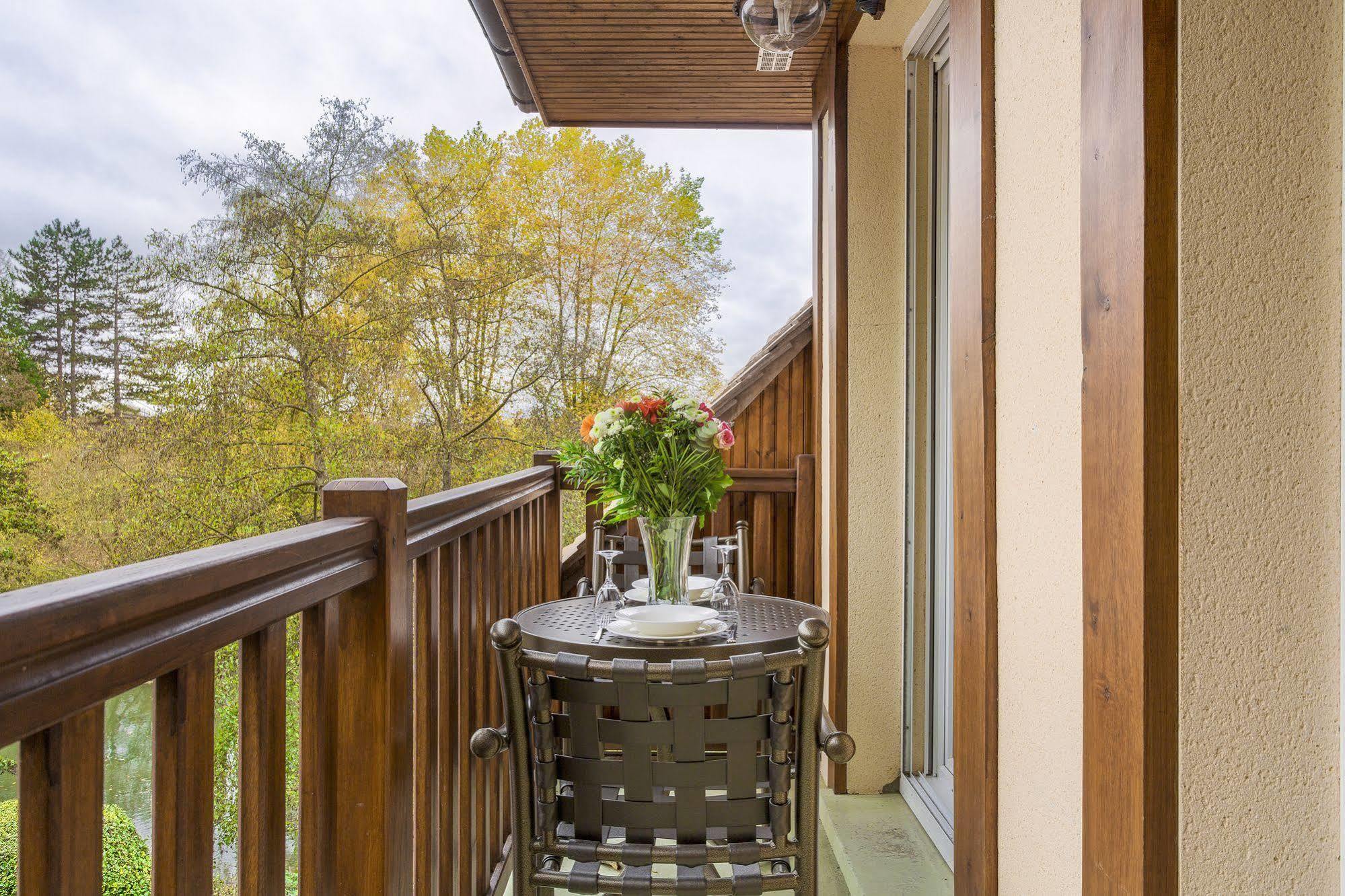 Karma Manoir Des Deux Amants Aparthotel Connelles Exteriör bild